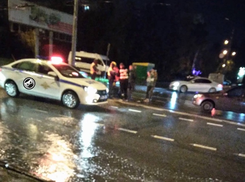 В ночной аварии на улице Карпинского под колеса попала девушка