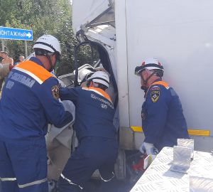 Пензенским спасателям пришлось извлекать труп водителя из помятой Газели в аварии на М5