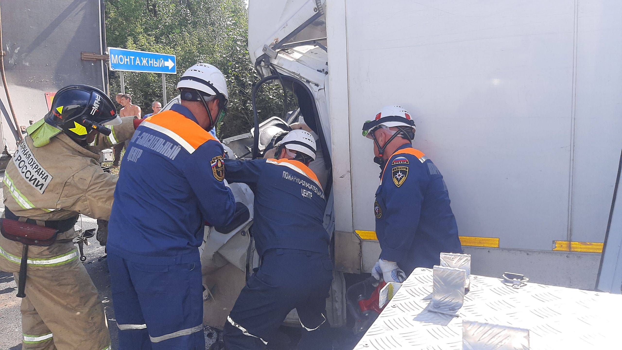 Пензенским спасателям пришлось извлекать труп водителя из помятой Газели в аварии на М5