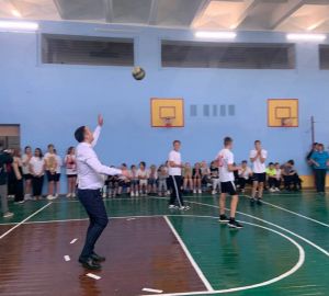 Министр образования сыграл в Каменке в волейбол со школьниками