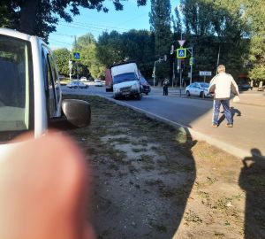 В Пензе после работ коммунальщиков «ГАЗель» провалилась в огромную яму