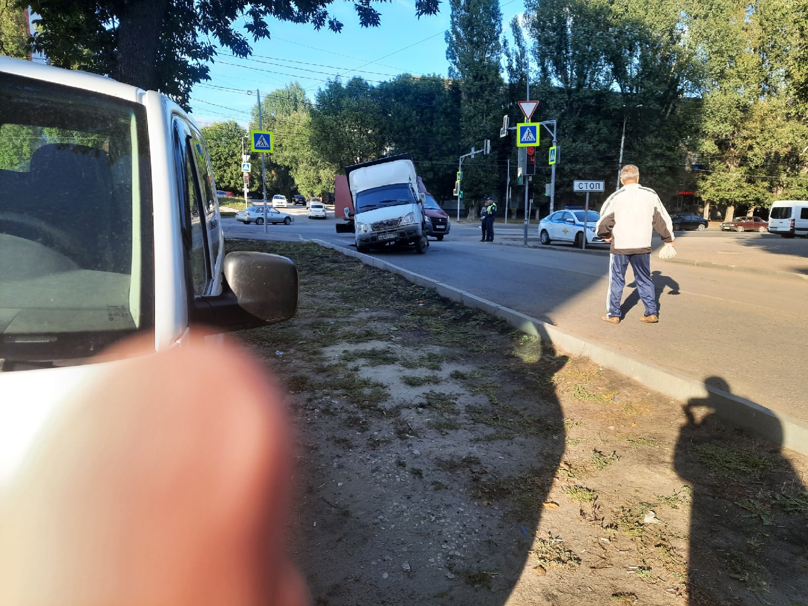 В Пензе после работ коммунальщиков «ГАЗель» провалилась в огромную яму