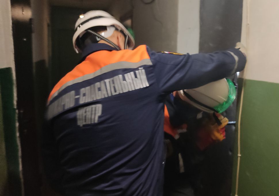 В Пензе спасатели помогли врачам попасть к застрявшей пациентке