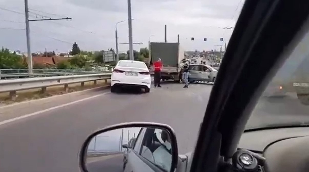 В Терновке жесткое тройное ДТП привело к пробке