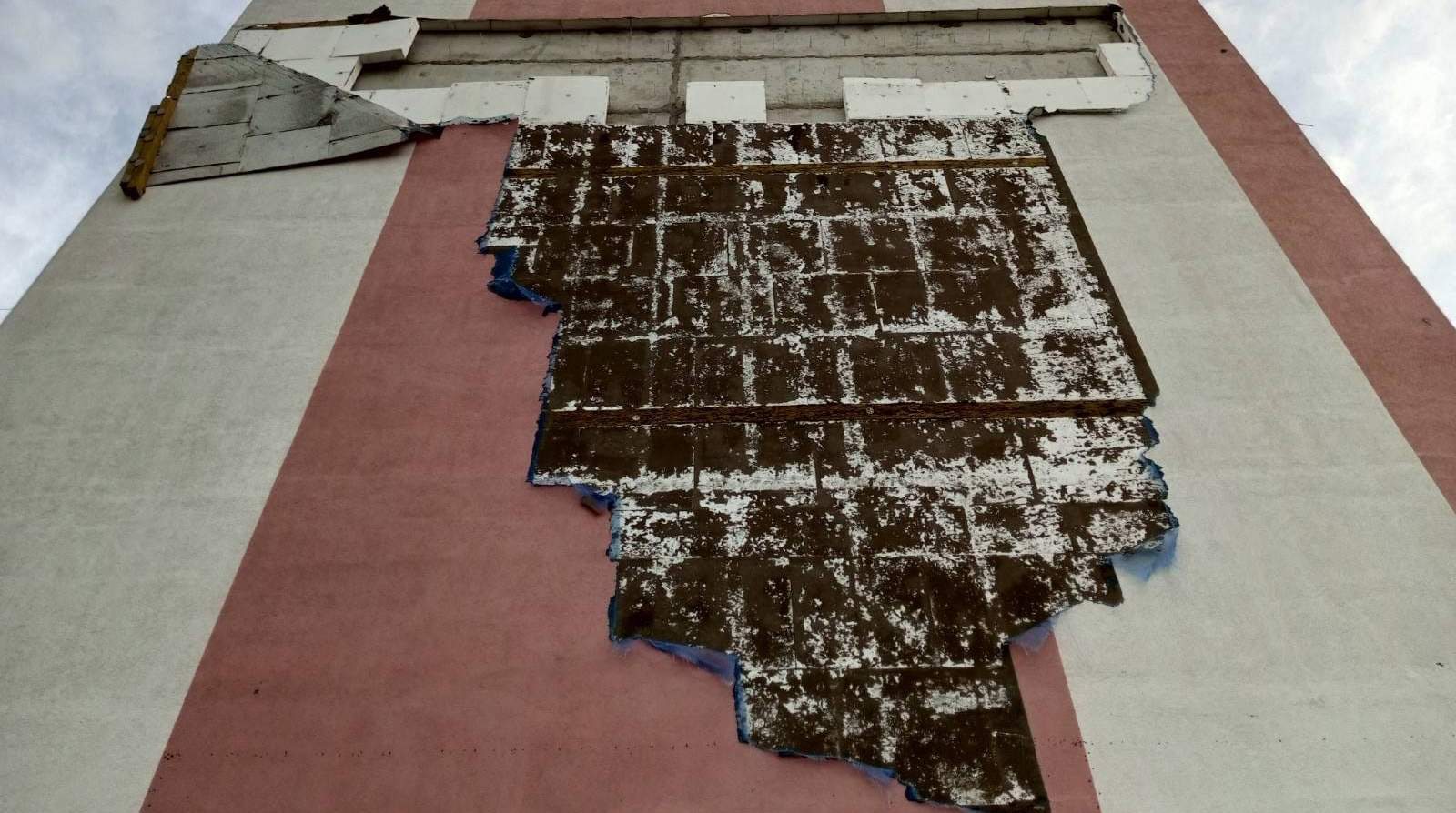 Прокуратура выясняет обстоятельства повреждения обшивки жилого дома