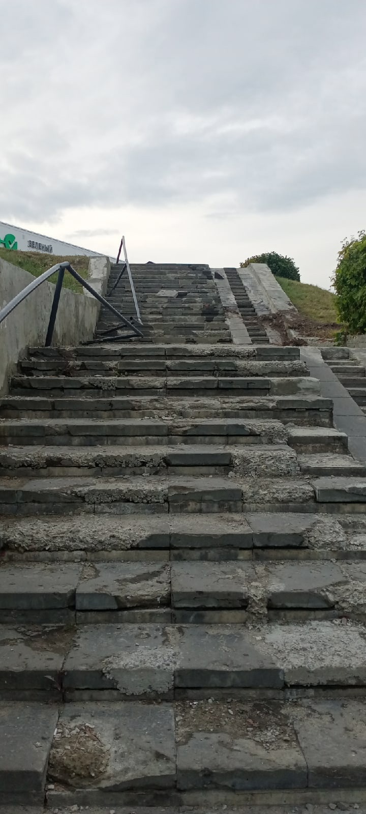 Пензенцы пожаловались на лестницу, изуродованную автомобилистом