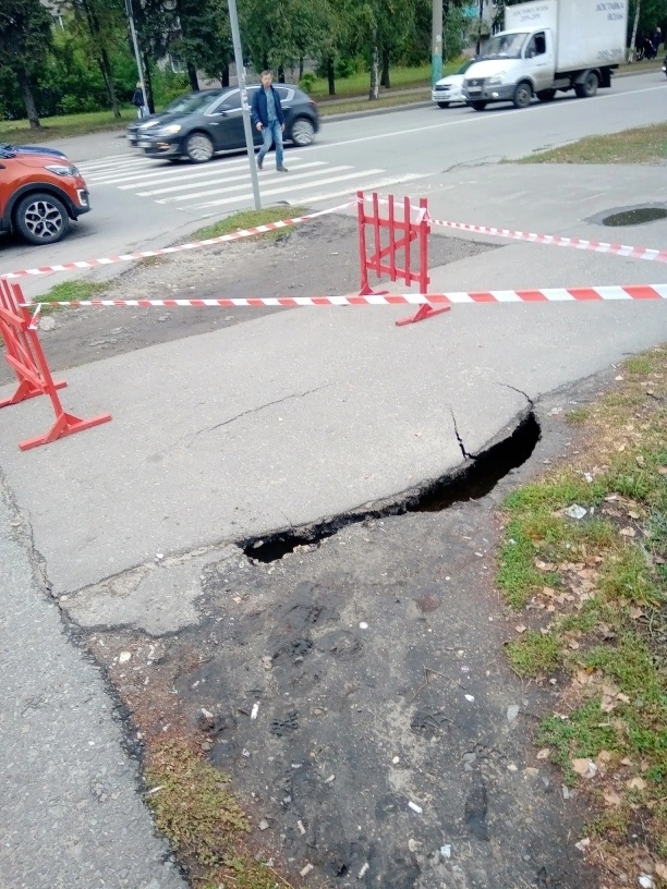 В Пензе на Западной поляне в провале асфальта образовалась неизвестная пена