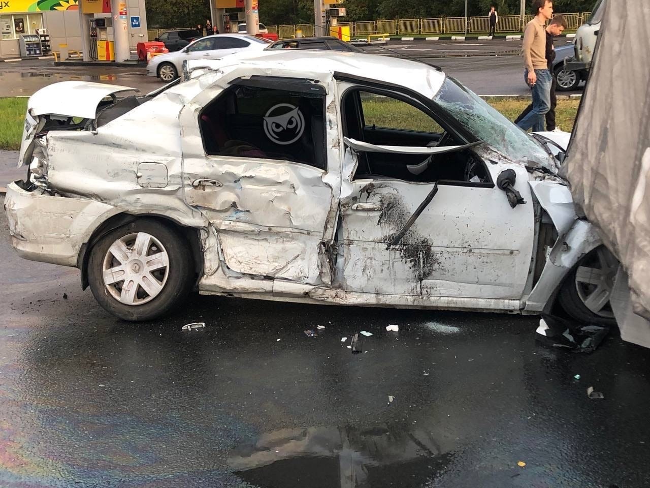 В аварии на М5 со смятой легковушкой и перевернутой фурой погибла женщина