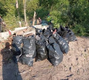 В Ахунах активисты и чиновники собрали более 25 мешков мусора