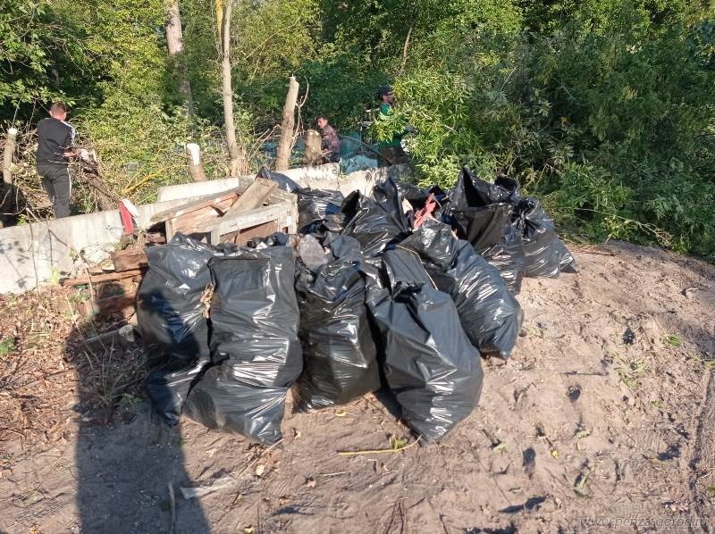 В Ахунах активисты и чиновники собрали более 25 мешков мусора