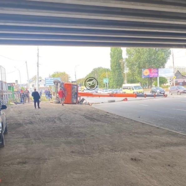 В Пензе под мостом на Луначарского упала высотная спецтехника