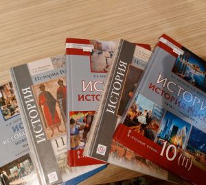 В российских школах оставили по одному учебнику на каждый предмет