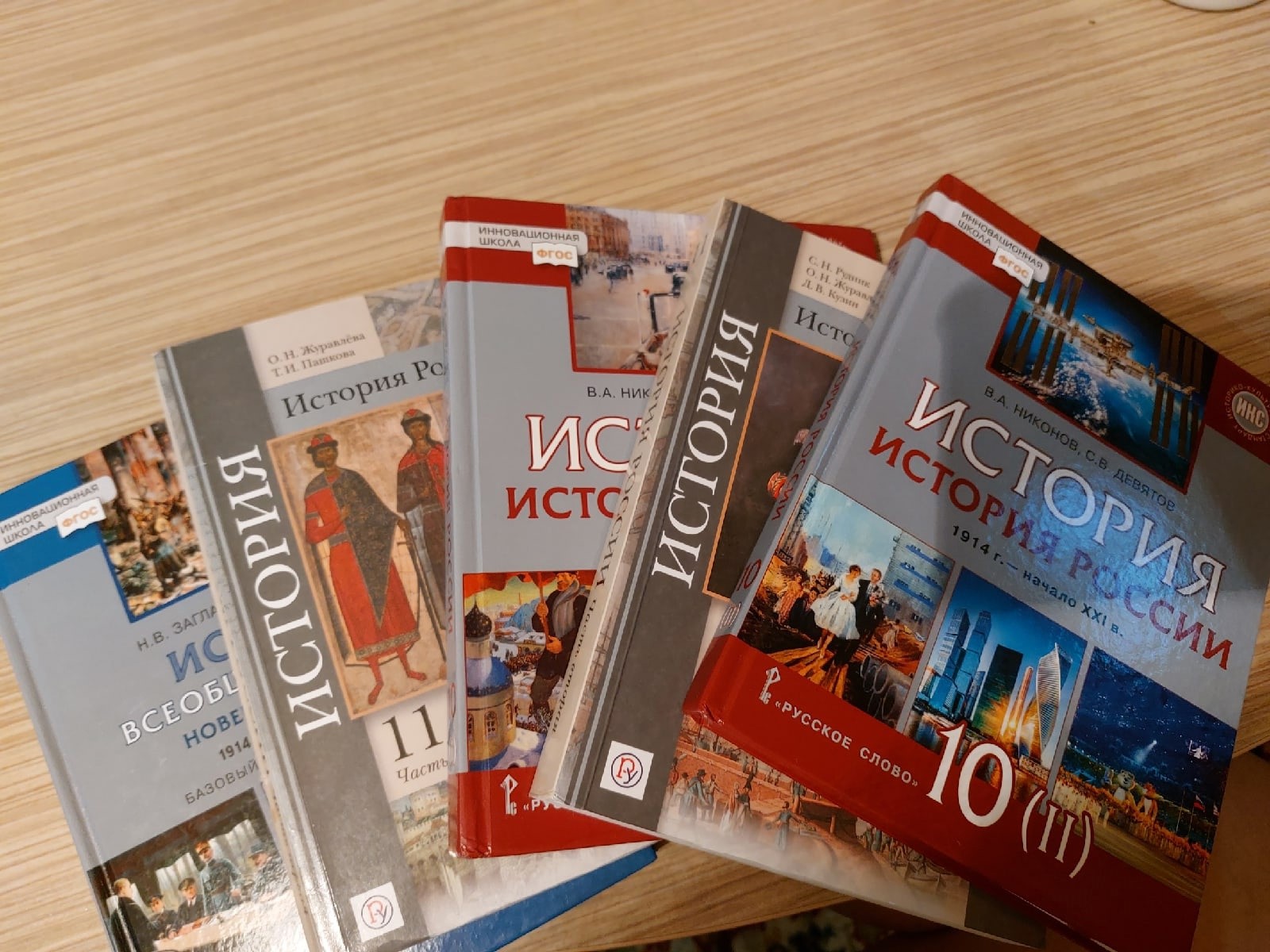 В российских школах оставили по одному учебнику на каждый предмет