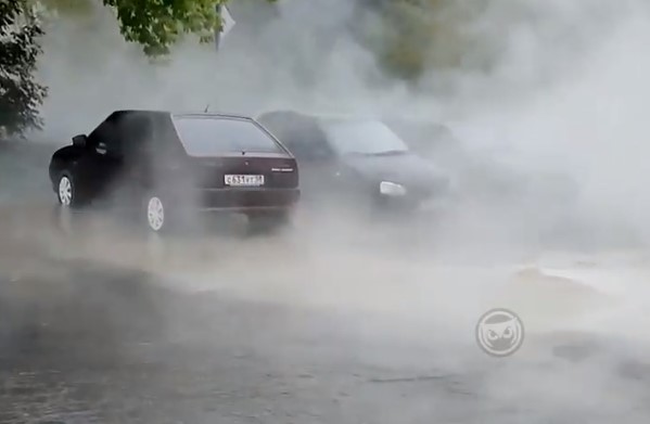 В Пензе машины проваливаются в кипяток