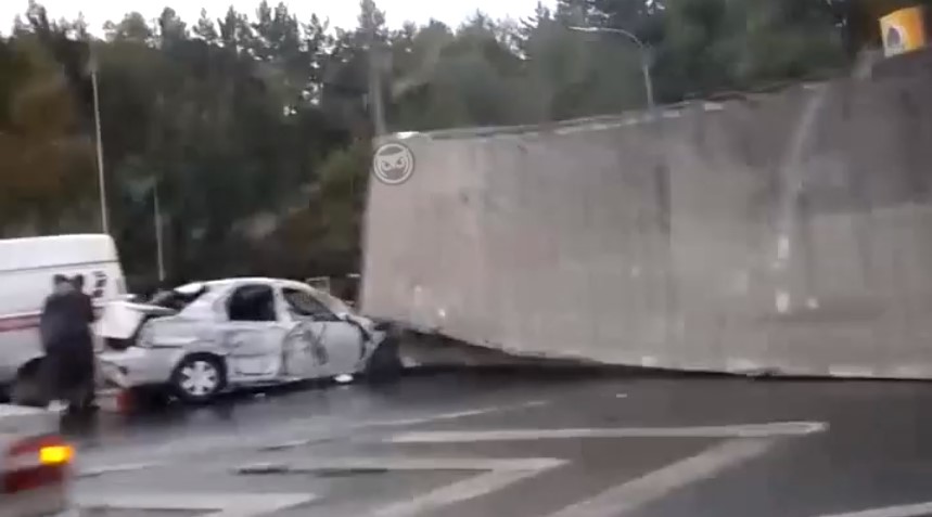 На трассе М5 фура опрокинулась и придавила легковушку