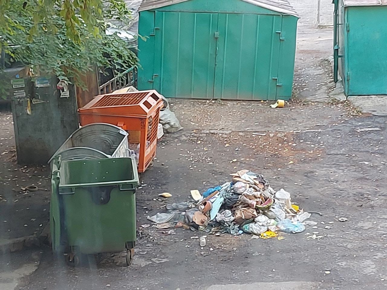 Пензенцы пожаловались на залежи мусора возле баков