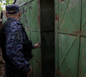 В Пензе молодой парень скрутил чужие колеса и попытался скрыться на своем авто