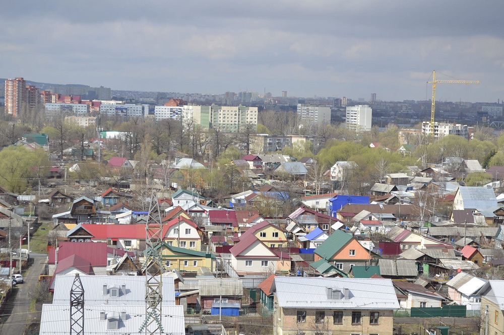 В Кузнецком общежитии выбили окно и дверь