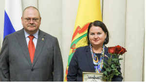 Олег Мельниченко вручил Ольге Чистяковой грамоту Минобороны РФ