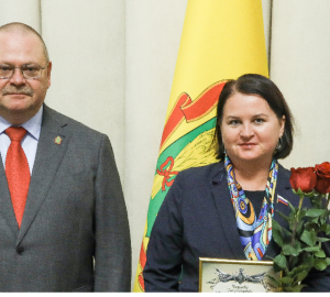 Олег Мельниченко вручил Ольге Чистяковой грамоту Минобороны РФ