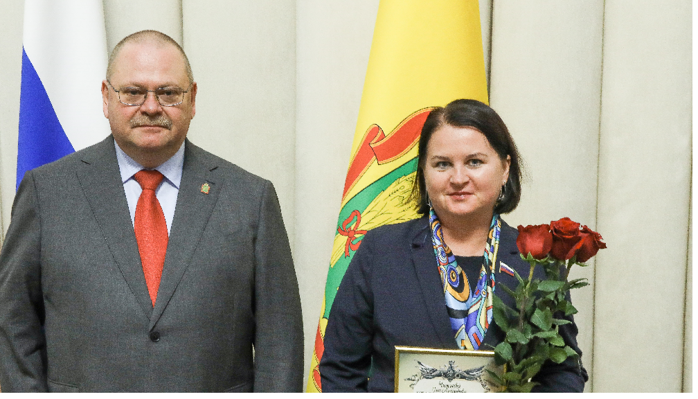 Олег Мельниченко вручил Ольге Чистяковой грамоту Минобороны РФ