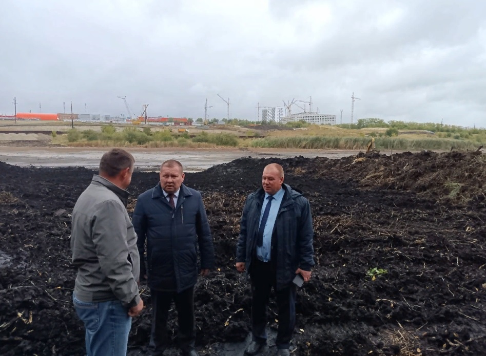 В Пензе приступили к расчистке пруда экскаватором у горбольницы №6