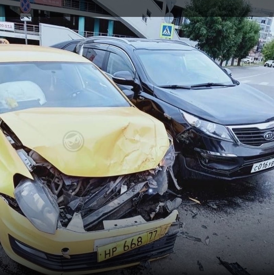 В центре Пензы машину такси покорежило от столкновения с внедорожником
