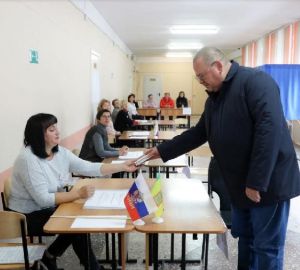 Губернатор Олег Мельниченко проголосовал на выборах депутатов Заксобрания