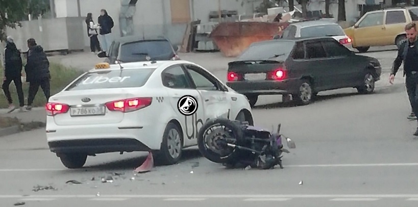 «Надеюсь он жив»: в Пензе очевидцы сообщили, как таксист сбил мотоциклиста