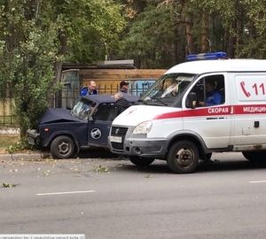 В Заречном водитель отечественного авто не справился с управлением и въехал в дерево