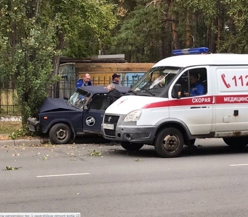 В Заречном водитель отечественного авто не справился с управлением и въехал в дерево