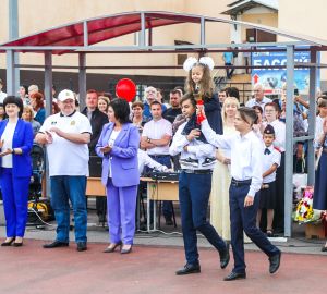 Олег Мельниченко принял участие в торжественной линейке в пензенской школе №19