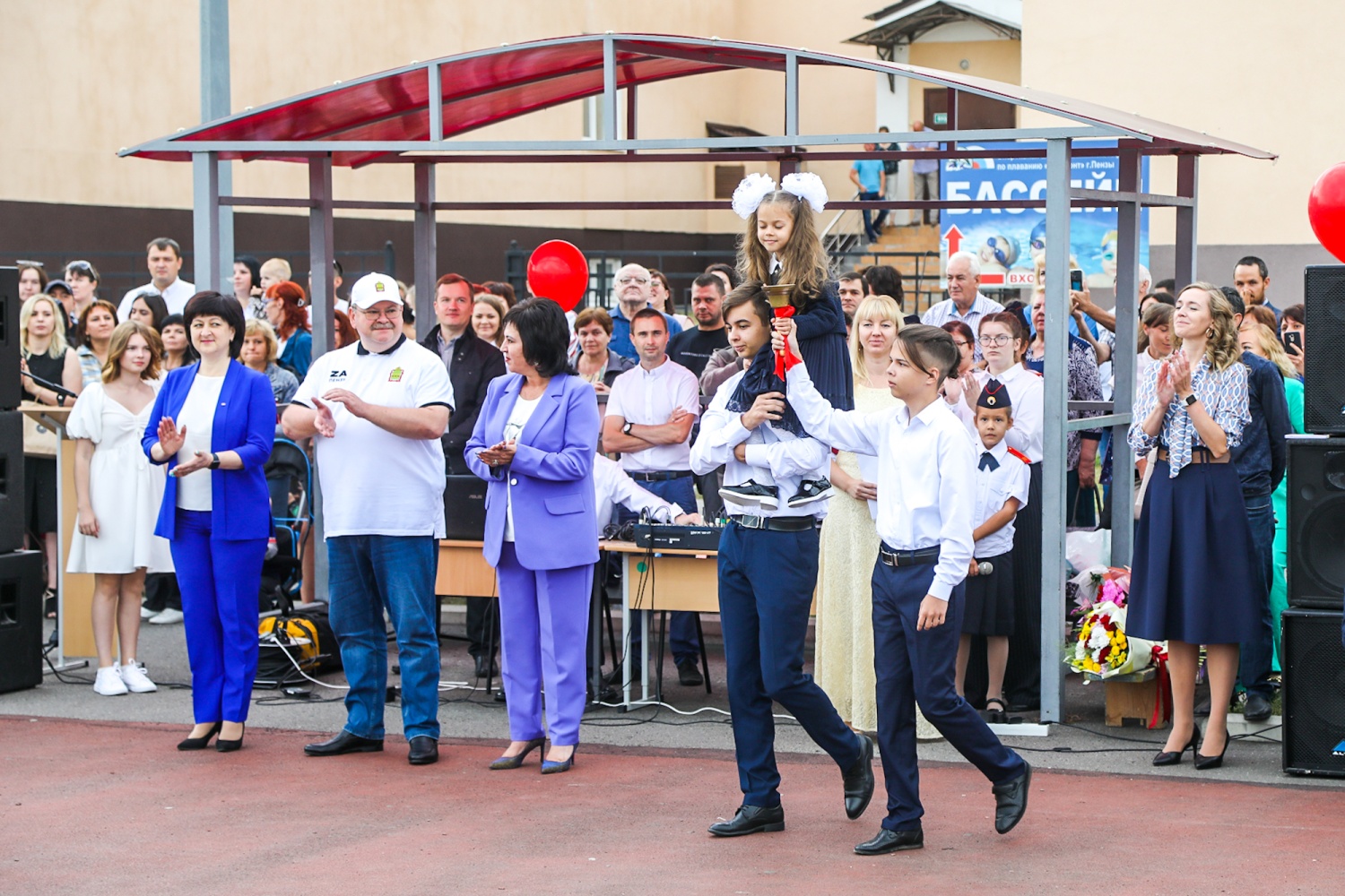Олег Мельниченко принял участие в торжественной линейке в пензенской школе №19