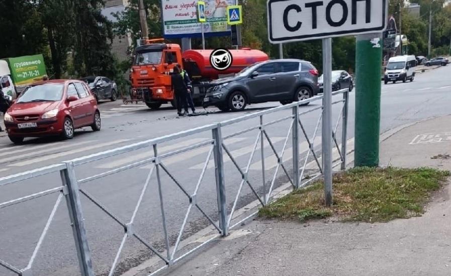 В Пензе рядом с торговым центром жестко столкнулись две иномарки