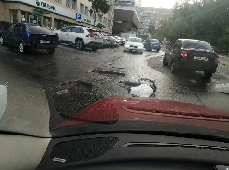 Жителей Пензы предупредили о трех глубоких ямах в центре города