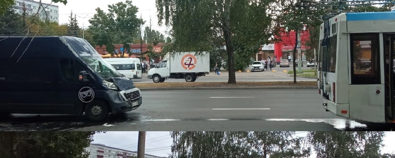 В Пензе микроавтобус влетел в троллейбус