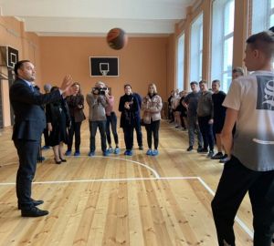 Алексей Комаров проверил, как отремонтировали школьный спортзал в Сердобске