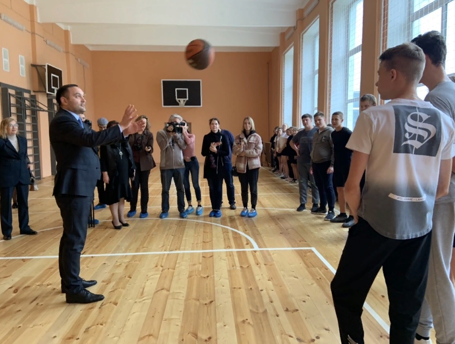 Алексей Комаров проверил, как отремонтировали школьный спортзал в Сердобске