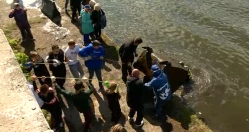 Дорожное ограждение, ванну, сети и мусорный контейнер достали водолазы из Суры