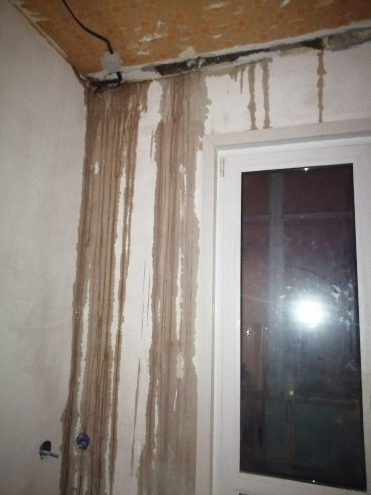 «Крыша течет, помогите»: квартиры жителей дома на Суворова заливает