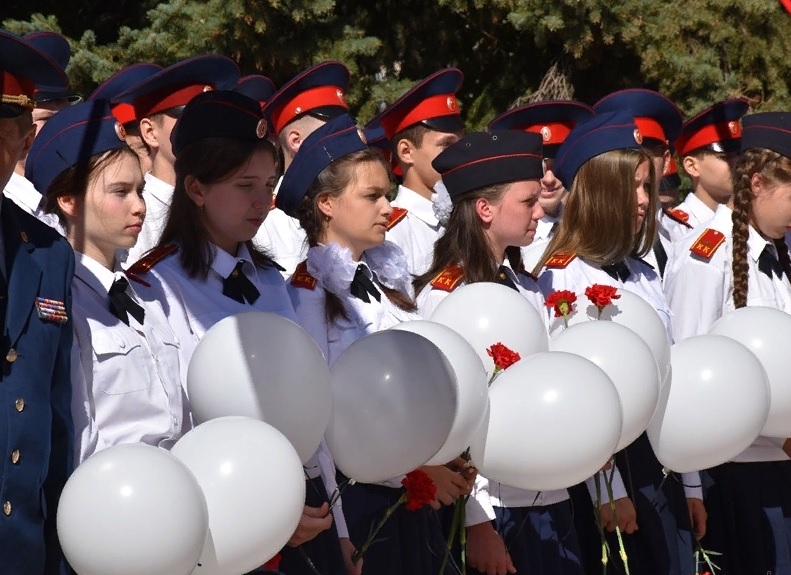 В Пензе учащиеся возложили цветы в память жертв терактов