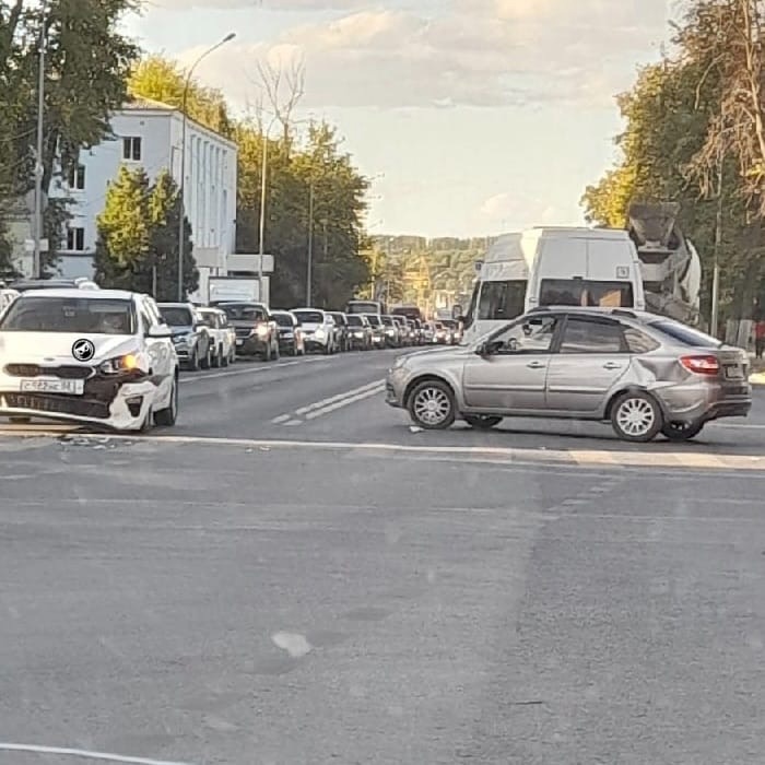 В Пензе на перекрёстке улиц Гагарина и 40 лет Октября случилась авария