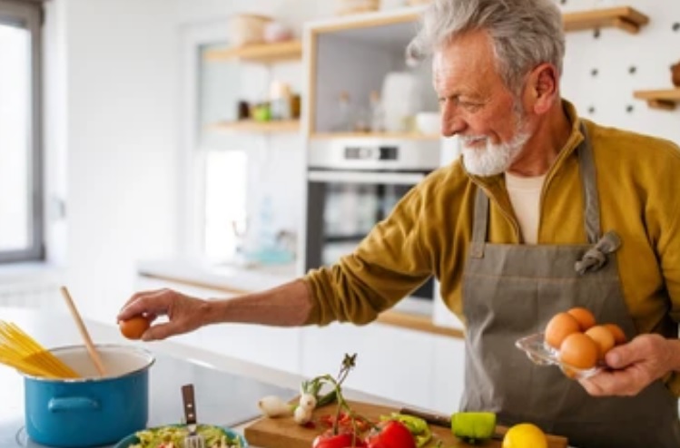 Диетологи объяснили, какие витамины требуются пожилым людям