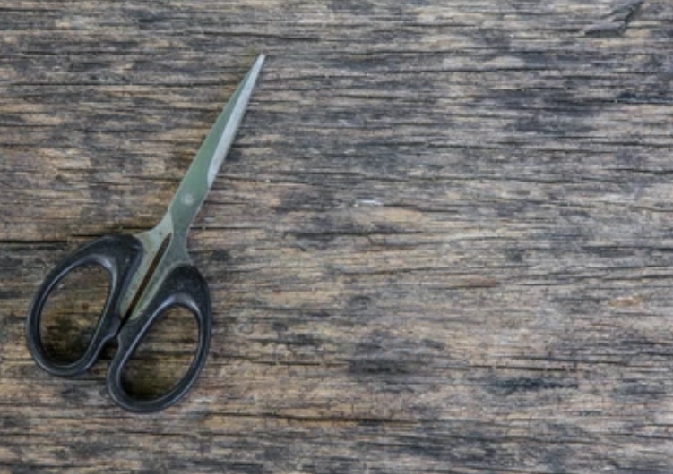 В пензенском баре мужчина угрожал убить женщину канцелярскими ножницами