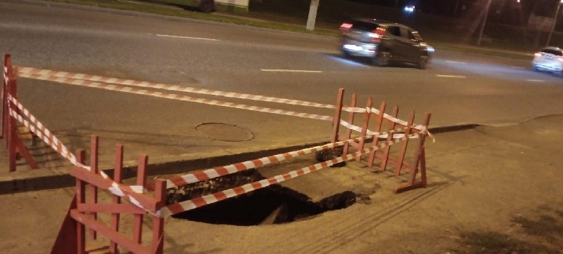 На улице Суворова в Пензе провалился асфальт