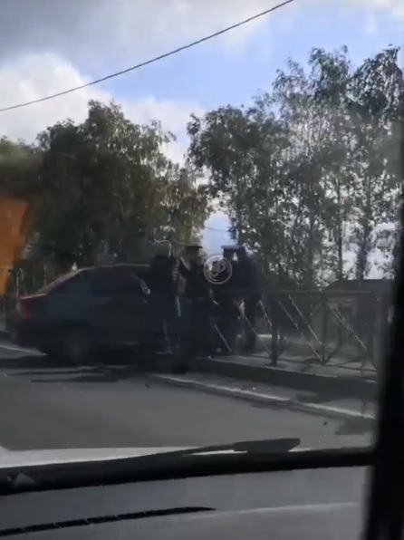 В Пензе легковой автомобиль на М-5 вылетел с дороги и протаранил забор. Видео