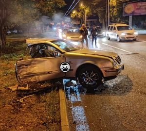 В Пензе легковушку разорвало напополам после тарана инкассаторской машины