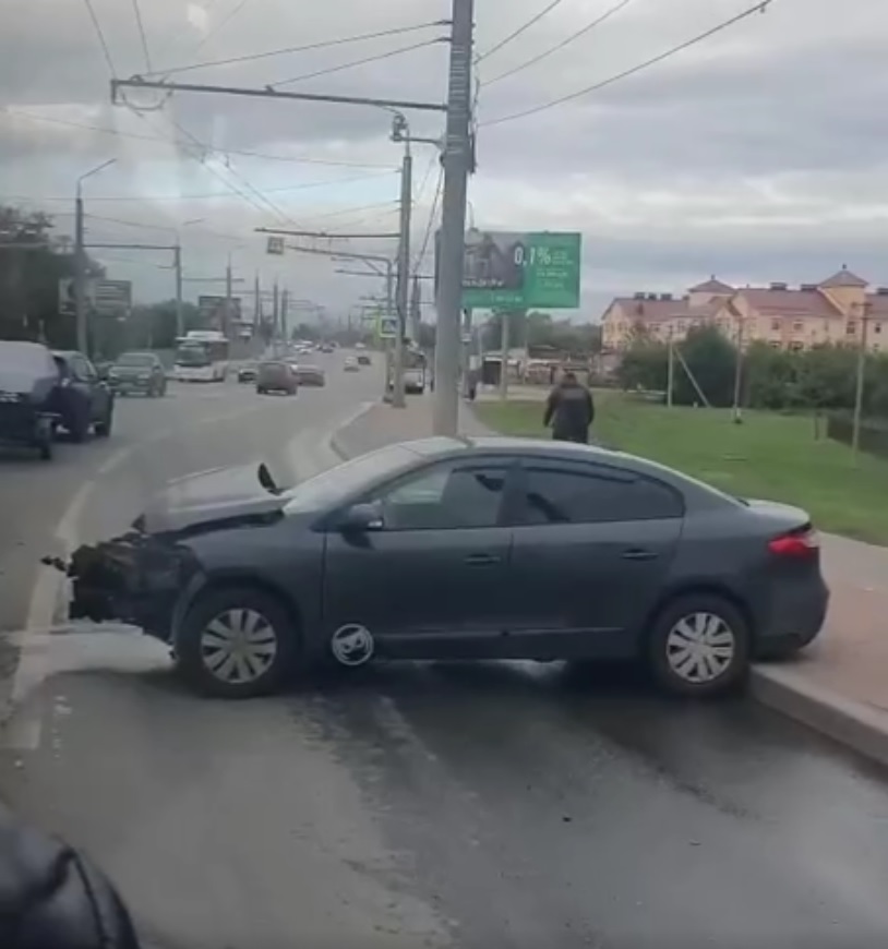 В ДТП в Терновке легковому автомобилю оторвало переднюю часть кузова