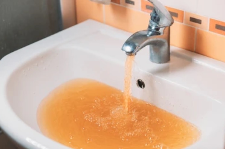 Сердобчанка добилась повторного анализа ржавой питьевой воды на пригодность