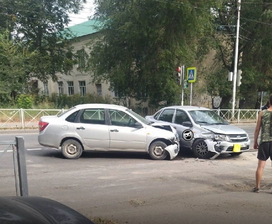 В Заводском районе Пензы разбились две отечественные легковушки